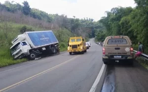 Acidente fatal na BR-101: Casal e criança morrem após colisão com caminhão em Itamarati